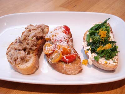 ny007 Um trio de bruschettas com berinjela, tomate e aliche