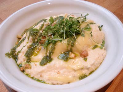 ny008 Uma polenta com queijo gorgonzola e molho pesto