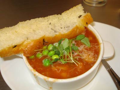 ny009 Um pequenino minestrone com um pedaço de focaccia