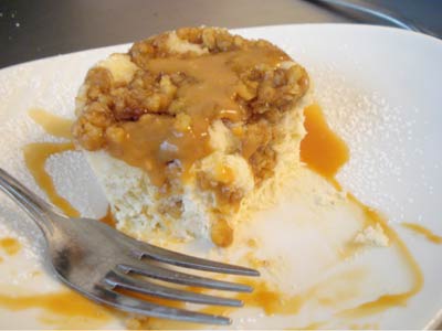 ny011 E um delicioso cheesecake com calda de caramelo