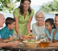 mulher cuidando da casa